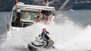 Bolsonaro faz manobra em jet-ski da Marinha, em frente a uma lancha, no Lago Paranoá