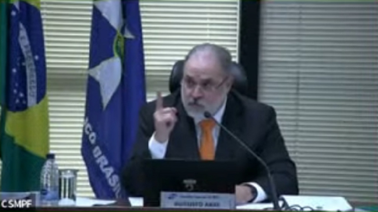 Augusto Aras com o dedo em riste durante sessão do Conselho Superior da PGR