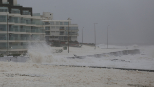 Prédios em região costeira e praia são atingidos por fortes ondas