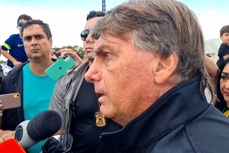 Cercado pro apoiadores, Bolsonaro dá entrevista na frenet da praça dos Três Poderes