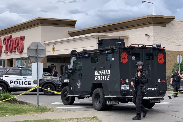 Polícia isola o supermercado onde houve um tiroteio em massa em Buffalo, nos Estados Unidos