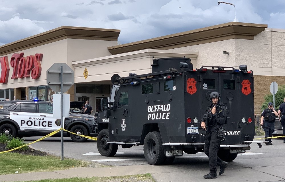 Polícia isola o supermercado onde houve um tiroteio em massa em Buffalo, nos Estados Unidos