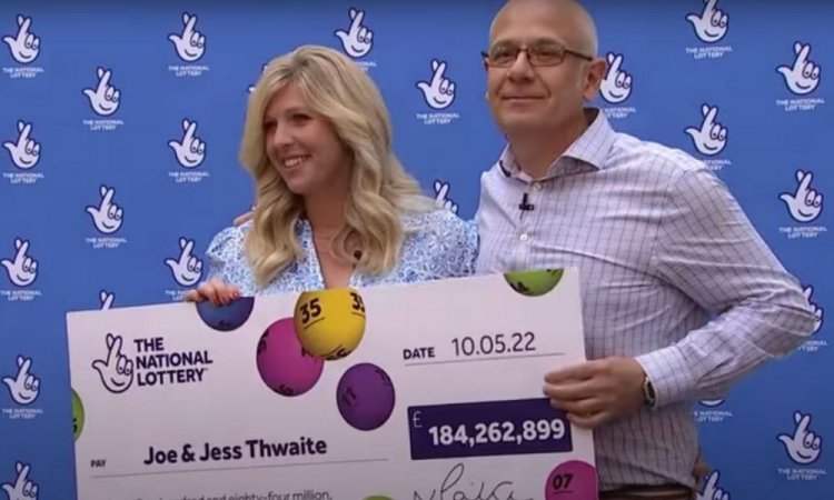 Casal ganha R$ 1 bilhão em loteria britânica; maior prêmio registrado no Euromillions