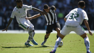 Jogadores de Botafogo e Juventude disputam a bola
