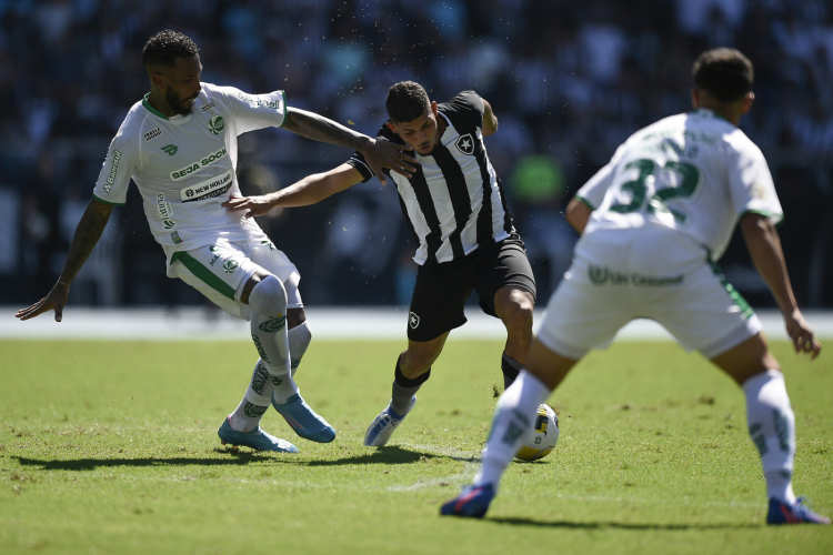 Jogadores de Botafogo e Juventude disputam a bola