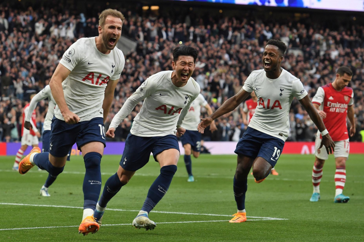 Kane e Son comemoram vitória do Tottenham sobre o Arsenal