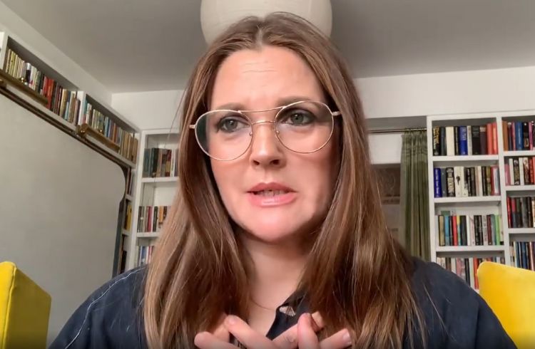 Drew Barrymore se desculpa por comentário sobre julgamento de