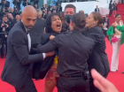 Seguranças do Festival de Cannes retirando manifestante do tapete vermelho