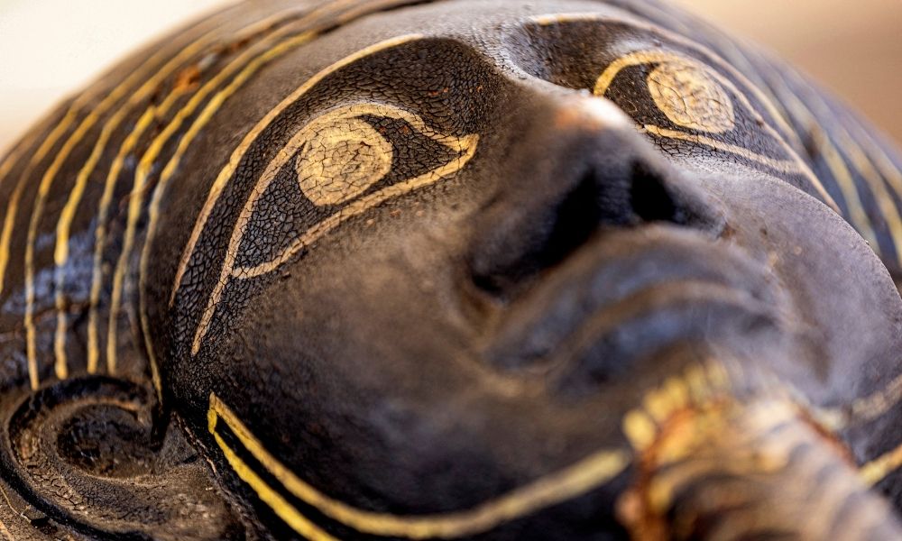 O rosto de um dos sarcófagos encontrados em um esconderijo que data do período tardio egípcio (por volta do século V aC) após sua descoberta por uma missão liderada pelo Conselho Supremo de Antiguidades do Egito, no Bubastian cemitério na necrópole de Saqqara, a sudoeste da capital do Egito