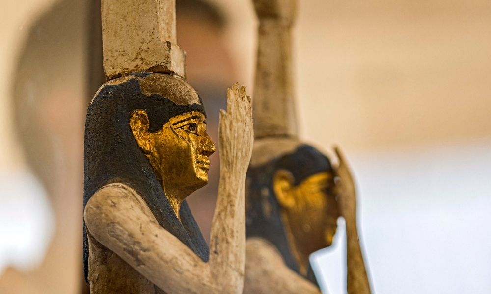 Estatuetas representando as deusas egípcias (da esquerda para a direita) Ísis (Iset) e Néftis (Nebet-Het) encontradas em um esconderijo que data do período tardio egípcio (por volta do século V aC) são exibidas após sua descoberta por uma missão chefiada pelo Supremo do Egito Conselho de Antiguidades, no cemitério de Bubastian na necrópole de Saqqara, a sudoeste da capital do Egito