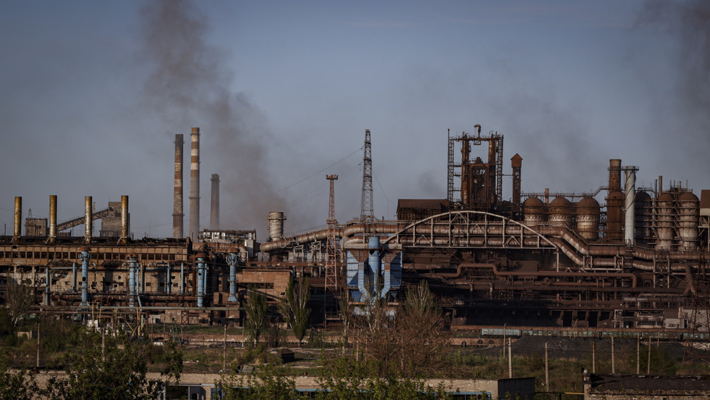 Fumaça sai da Usina Siderúrgica de Azovstal, último bastião de resistência ucraniana contra os russos na cidade de Mariupol