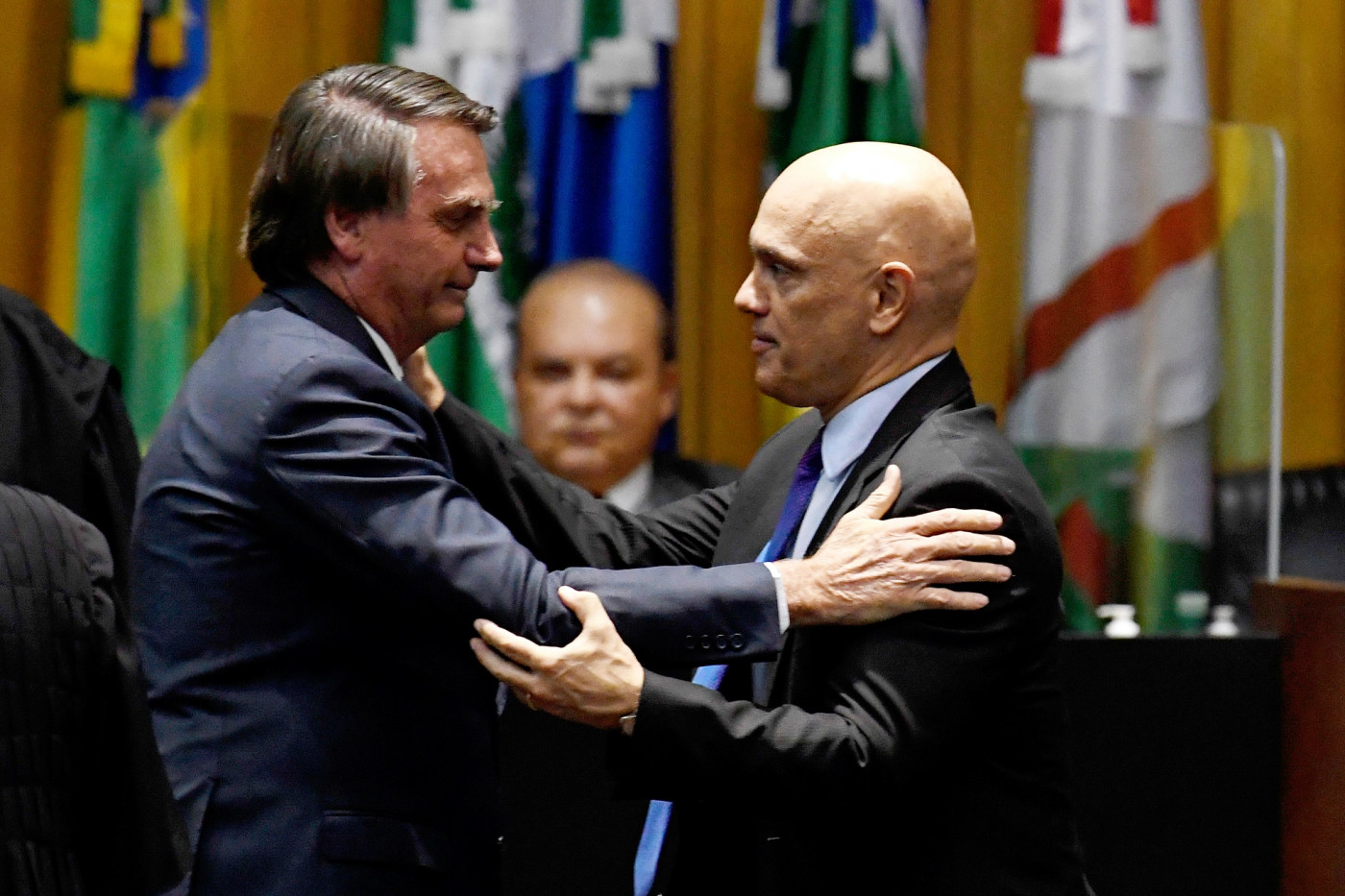 O presidente da república, Jair Bolsonaro, cumprimenta o ministro do Superior Tribunal Federal, Alexandre de Moraes, durante cerimônia de posse dos novos ministro do Tribunal Superior do Trabalho nesta quinta-feira, 19 de maio.