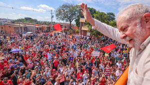 O ex-presidente Lula acenando para multidão em evento na Vila Sônia, em Sumará