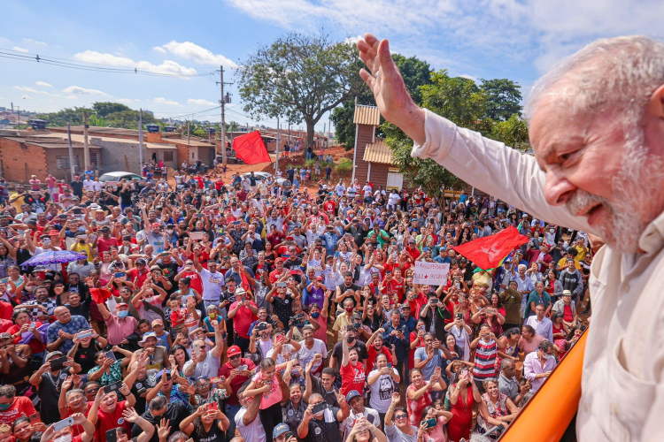 O ex-presidente Lula acenando para multidão em evento na Vila Sônia, em Sumará