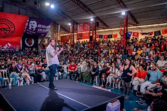 Guilherme Boulos discursando durante o lançamento de sua candidatura