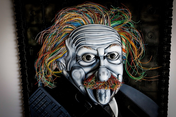 Retrato de Albert Einstein produzido a partir de sobras de lixo eletrônico, como mouses, fios e joysticks