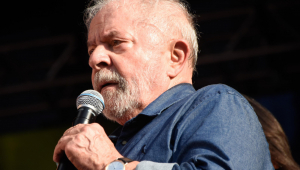 Lula discursa para apoiadores em ato de comemoração ao Dia do Trabalhador