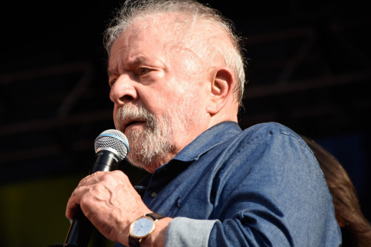 Lula discursa para apoiadores em ato de comemoração ao Dia do Trabalhador