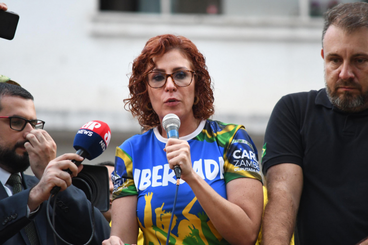 Carla Zambelli fala durante ato na Avenida Paulista