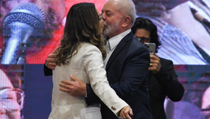 Janja e Lula se beijam no palco