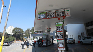 Posto de combustível com os preços de gasolina e etanol expostos no alto