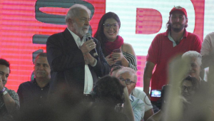 Lula critica privatizações, promete acabar com teto de gastos e é alvo de protestos em Juiz de Fora