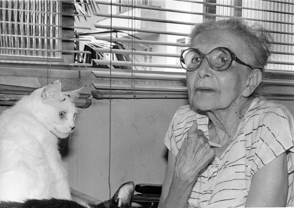 A psiquiatra Nise da Silveira, ao lado de seu gato, durante entrevista em sua casa