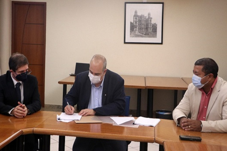 Assinatura do acordo de transferência tecnológica entre MSD e Fiocruz