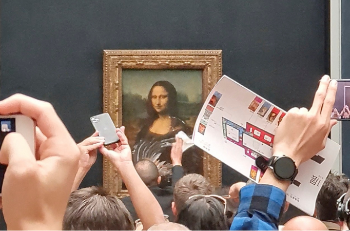 Frequentadores do Louvre veeme tiram fotos da Mona Lisa após ataque com bolo