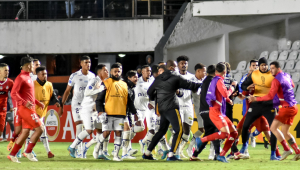Torcedor do Santos invade campo e chuta jogador do La Calera após jogo da Sul-Americana; assista 