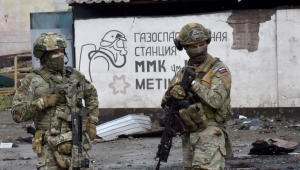 Mais de mil soldados ucranianos se rendem em Mariupol; Rússia quer usar julgamento como propaganda