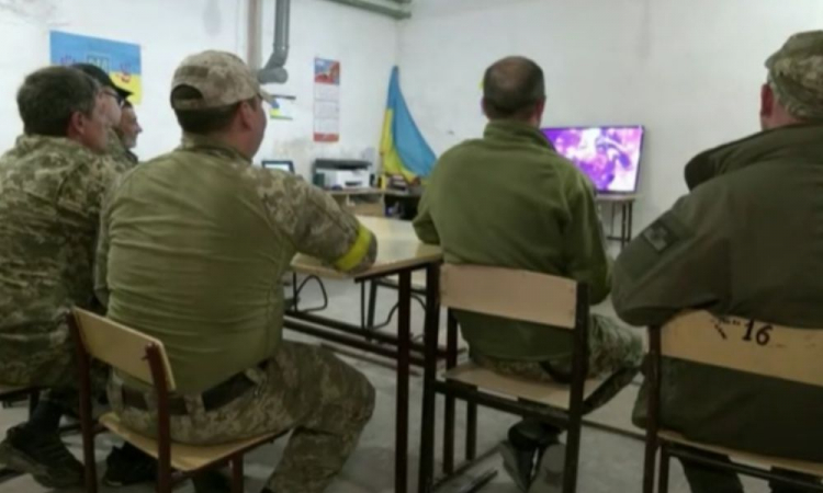soldados ucranianos vendo euovision