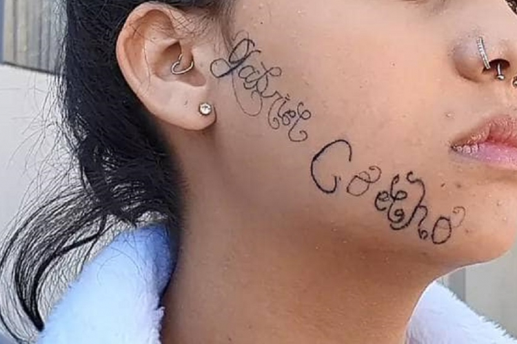 Tatuador agride ex-namorada e tatua nome dele à força no rosto dela