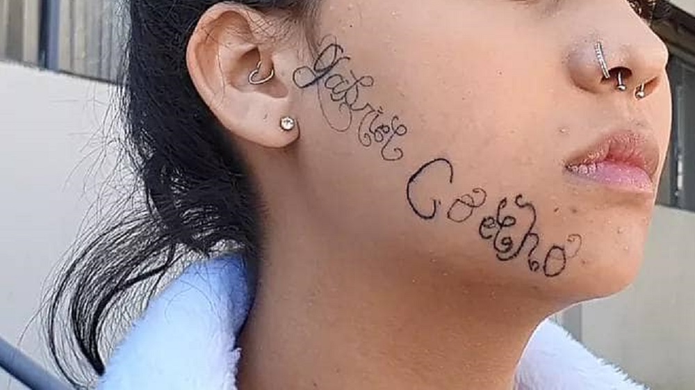 Tatuador agride ex-namorada e tatua nome dele à força no rosto dela