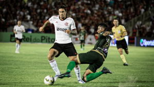 Pedro, do Flamengo, domina a bola, enquanto zagueiro do Altos tenta bloqueá-lo com carrinho