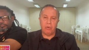 Camilo Cristófaro em videochamada ao lado de assessor