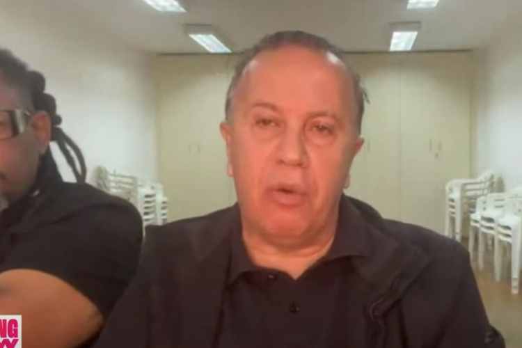 Camilo Cristófaro em videochamada ao lado de assessor