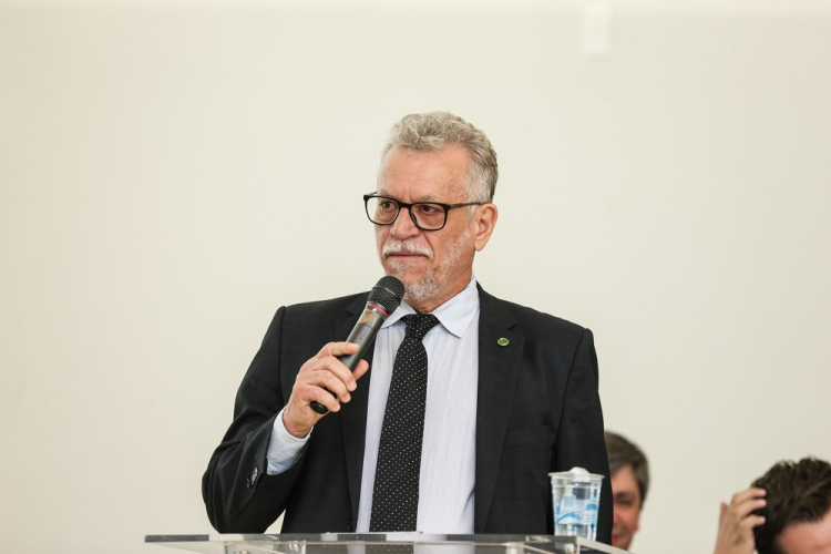 Wilson Vaz, do Ministério da Agricultura, dá palestra sentado, com o microfone na mão direita