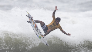 Filipe Toledo faz manobra de surfe; brasileiro usa a camisa amarela, que indica a liderança do ranking