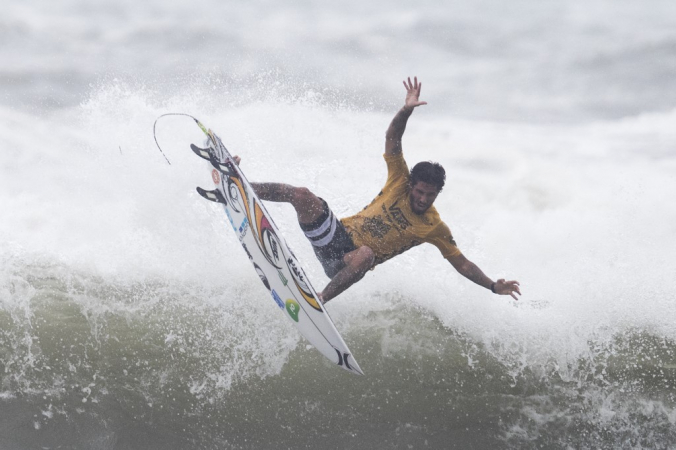 Filipe Toledo faz manobra de surfe; brasileiro usa a camisa amarela, que indica a liderança do ranking