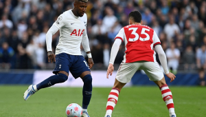 Emerson Royal, do Tottenham, encarando a marcação de jogador do Arsenal