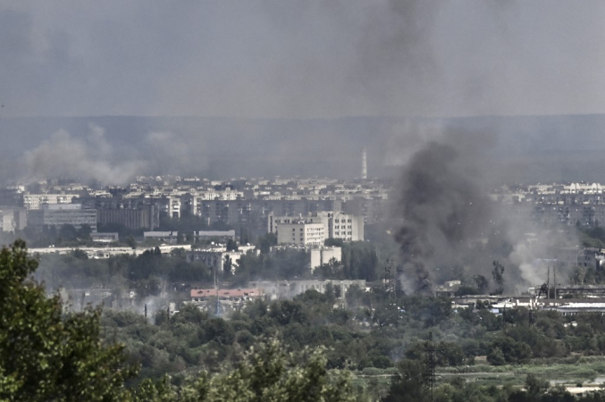 Fumaça de bombardeios em Severodonetsk, na Ucrânia