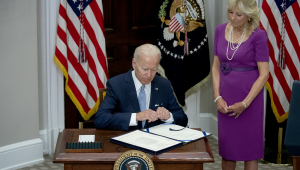 A primeira-dama dos EUA, Jill Biden, observa o presidente dos EUA, Joe Biden, sancionar a Lei de Comunidades Mais Seguras