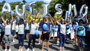 Mulheres levantam balões e formam a palavra autismo durante manifestação no Rio