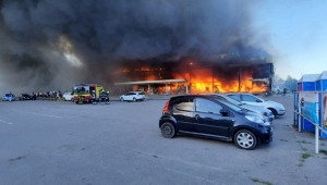 Shopping center atingido por ataque de míssil russo em Kremenchuk, na Ucrânia