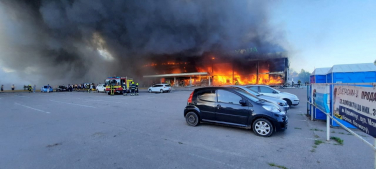 Shopping center atingido por ataque de míssil russo em Kremenchuk, na Ucrânia