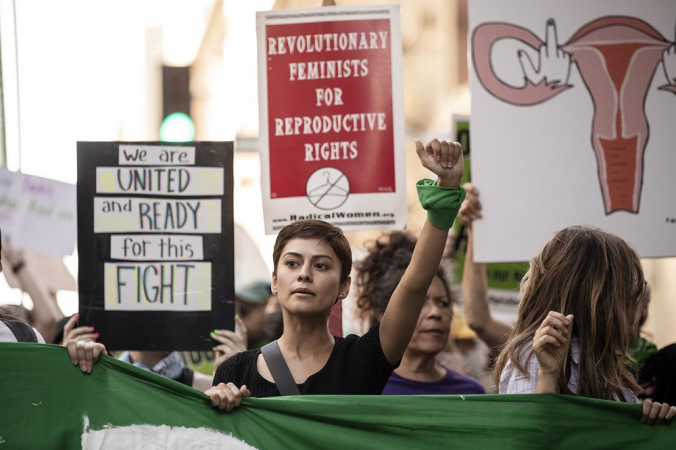 Com cartazes, manifestantes pró-escolha protestam após a decisão da Suprema Corte dos EUA de anular a decisão Roe v. Wade