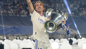 Luka Modric, do Real Madrid, com a taça da Liga dos Campeões na mão