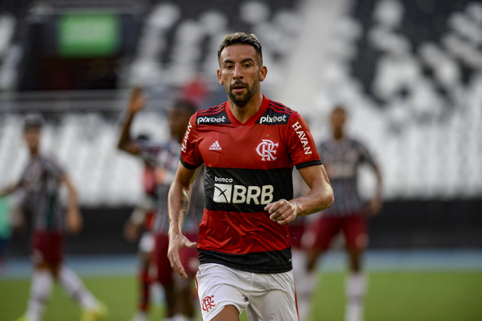 Isla assina rescisão com o Flamengo e se despede dos companheiros no CT;  lateral irá defender clube chileno - Lance!