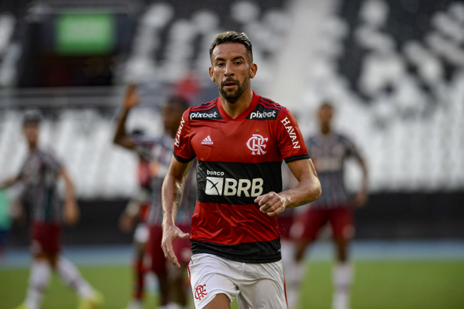 ISLA (FLAMENGO) O que fazer com o jogador? 